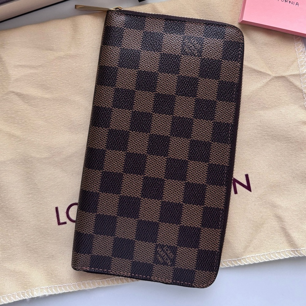 Louis Vuitton travel zippy wallet